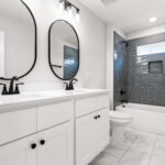 Full Bath - Dark Tile - DSC05982
